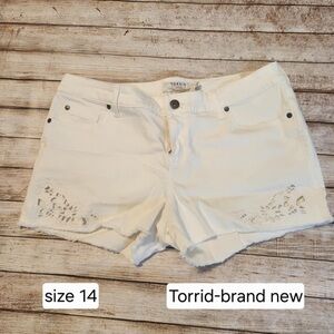 Torrid Women's White Shorts NWOT size 14
